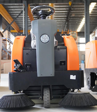 榮事達RS-DS120小型駕駛式掃地機適合在學(xué)校使用 榮事達RS-DS120小型駕駛式掃地機適合在學(xué)校使用.jpg