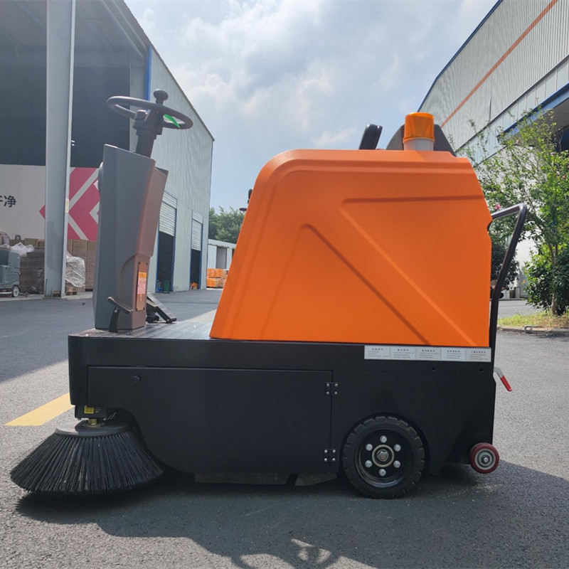 駕駛式掃地車在不同場景的應用 駕駛式掃地車在不同場景的應用ds80.jpg